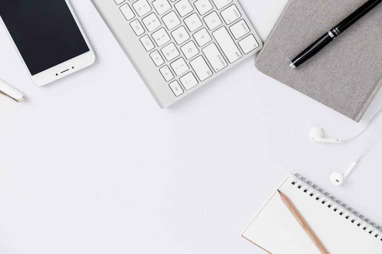 Arbeitsplatz mit Tastatur und Notizbuch als ruhige B2B-IT-Szene